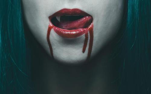 吸血鬼吸美女的血